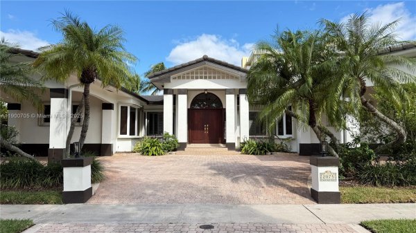 2075 Arch Crk Dr #2075 North Miami, FL 33181