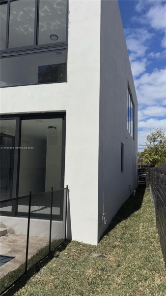 2484 SW 18th St Miami, FL 33145