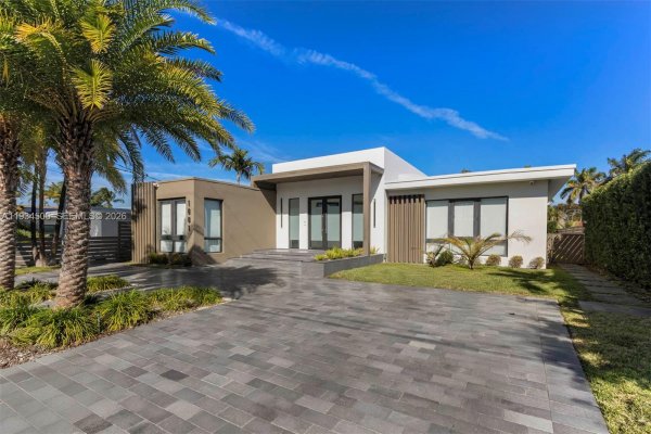 1661 Daytonia Rd Miami Beach, FL 33141