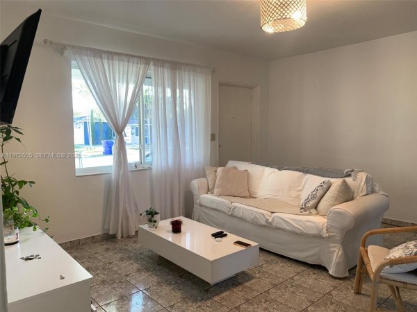 2131 Arthur St Hollywood, FL 33020