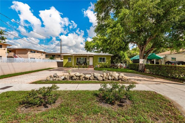 5651 NW 3rd St Miami, FL 33126