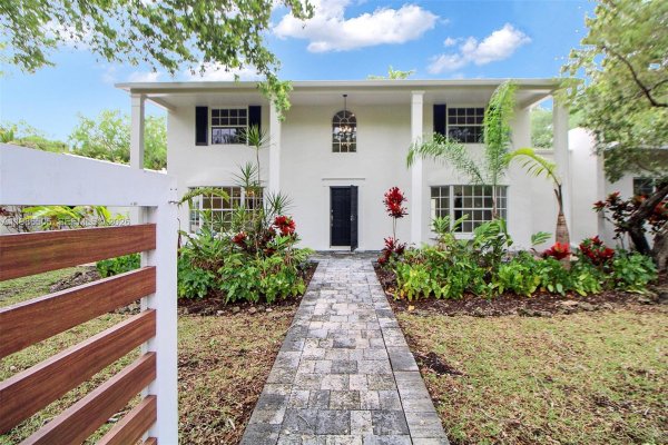 6900 SW 104th St Pinecrest, FL 33156