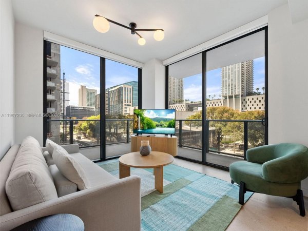 11 NE 6th St #301 Miami, FL 33132