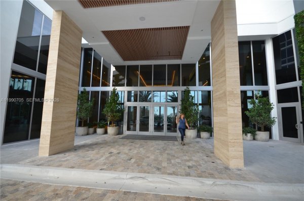 16385 Biscayne Blvd #518 North Miami Beach, FL 33160