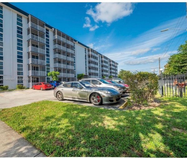 16851 NE 23rd Ave #B604 North Miami Beach, FL 33160