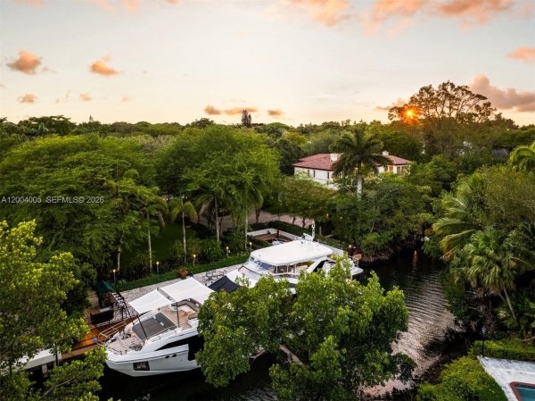 255 Cocoplum Rd Coral Gables, FL 33143