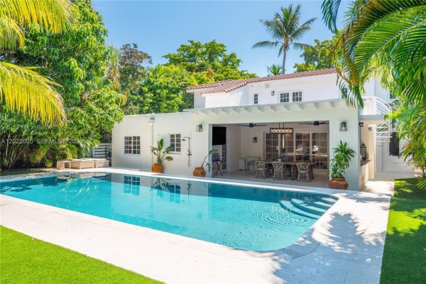 5236 Pine Tree Dr Miami Beach, FL 33140