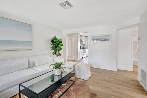 3019 N 57th Hollywood, FL 33021