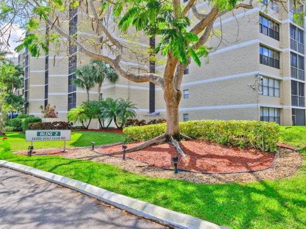 16300 Golf Clb Rd #719 Weston, FL 33326