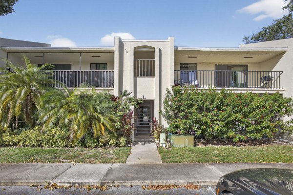 150 Pineview #L7 Jupiter, FL 33469