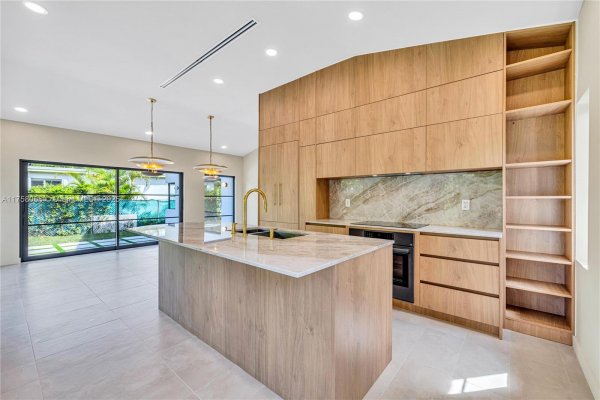 1323 Cleveland Rd Miami Beach, FL 33141