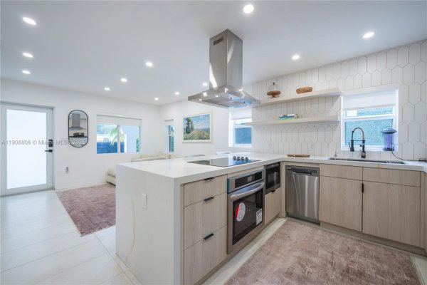 545 NW 47th St Miami, FL 33127