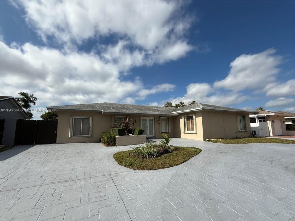 19952 NW 62nd Ct Hialeah, FL 33015
