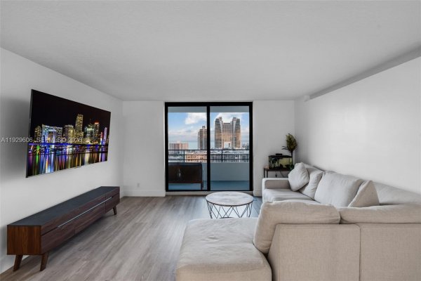 2500 Parkview Dr #2102 Hallandale Beach, FL 33009