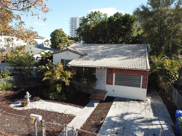 2750 SW 26th St Miami, FL 33133