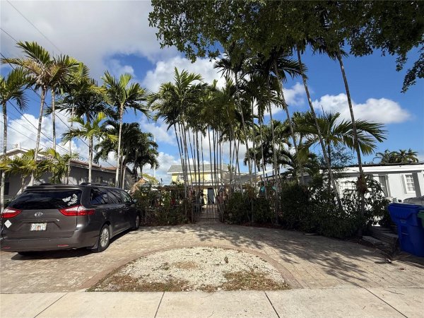 285 NW 60th Ave Miami, FL 33126