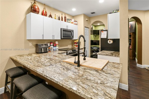 6037 SW 19th St North Lauderdale, FL 33068