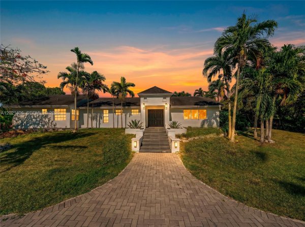 19601 SW 187th Ave Miami, FL 33187