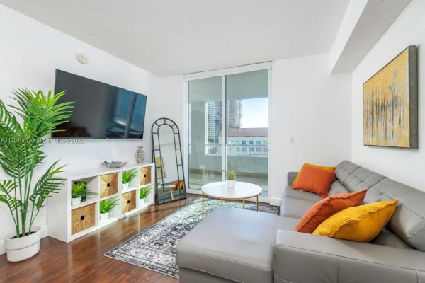 170 SE 14th St #1905 Miami, FL 33131