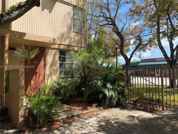 5959 SW 69th #106 Miami, FL 33143