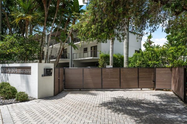 3560 W Fairview St Miami, FL 33133