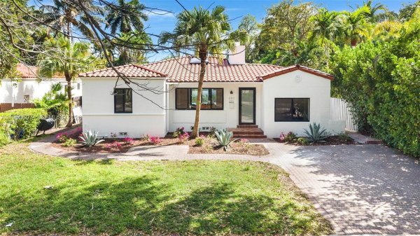 880 NE 72nd Ter Miami, FL 33138