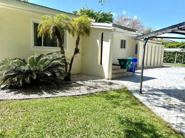 4190 Pamona Ave Miami, FL 33133