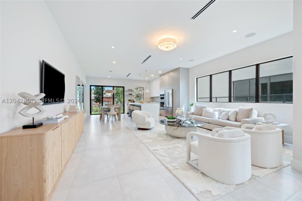 2747 SW 23rd Ter Miami, FL 33145