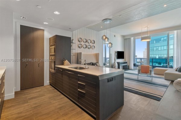 200 Biscayne Blvd Way #5211 Miami, FL 33131