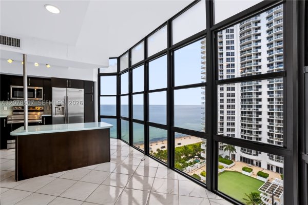 6423 Collins Ave #1702 Miami Beach, FL 33141