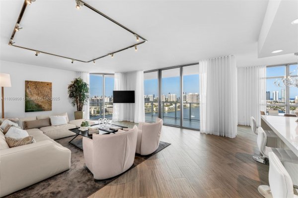 17301 Biscayne Blvd #2210 North Miami Beach, FL 33160