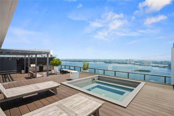 650 NE 32nd St #UPH5303 Miami, FL 33137