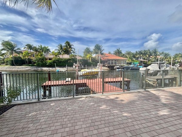 1141 Waterside Ln Hollywood, FL 33019