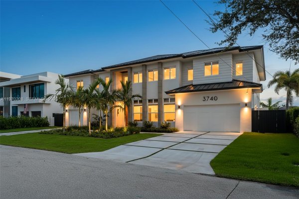 3740 NE 29th Ave Lighthouse Point, FL 33064