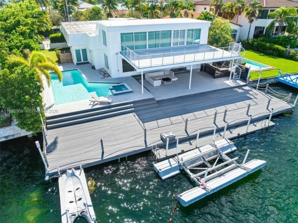 1055 Stillwater Dr Miami Beach, FL 33141