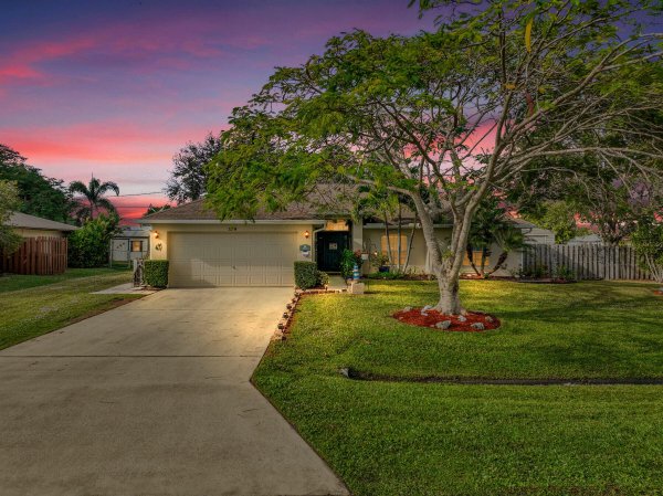 579 SE Marydale Ter Port St Lucie, FL 34983