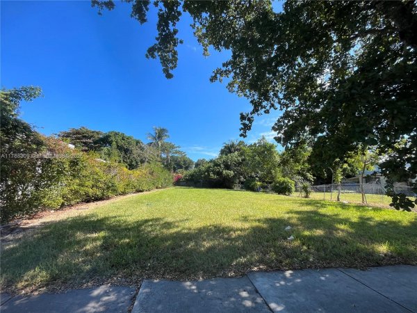 3049 NW 5th Ave Miami, FL 33127