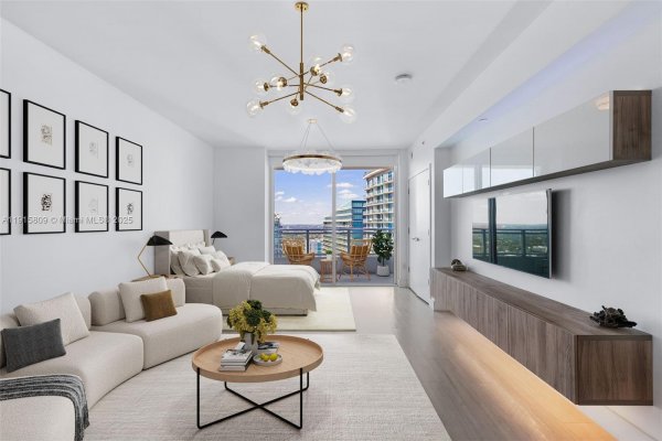 1080 Brickell Ave #3705 Miami, FL 33131