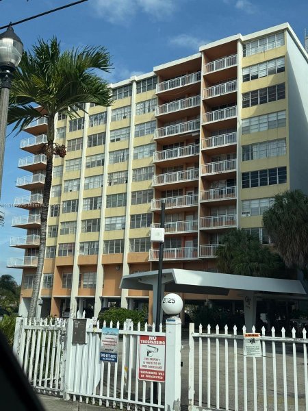 2025 NE 164th St #605 North Miami Beach, FL 33162