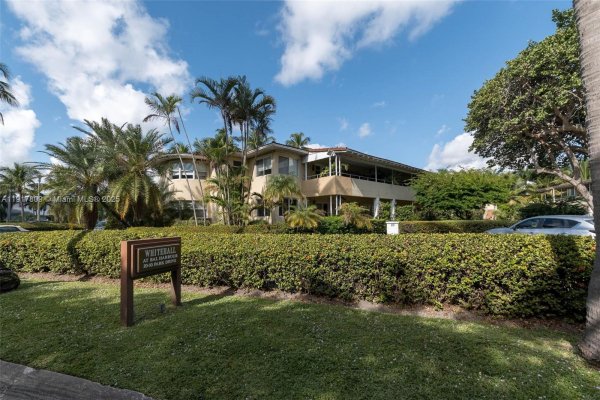 20 Park Dr #2 Bal Harbour, FL 33154