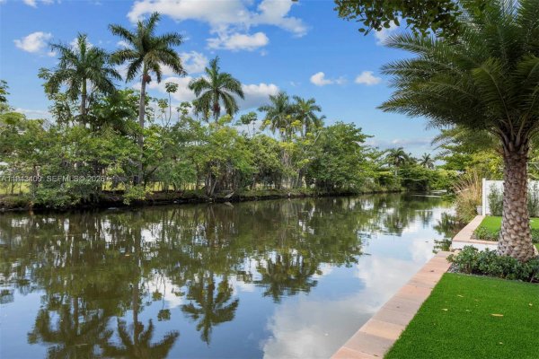 260 NW 86th St El Portal, FL 33150