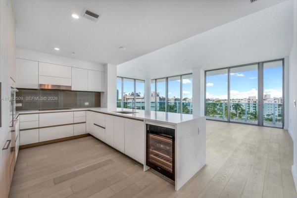 9201 E Bay Hbr Dr #702 Bay Harbor Islands, FL 33154