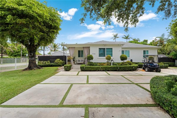 5785 SW 46th Ter Miami, FL 33155