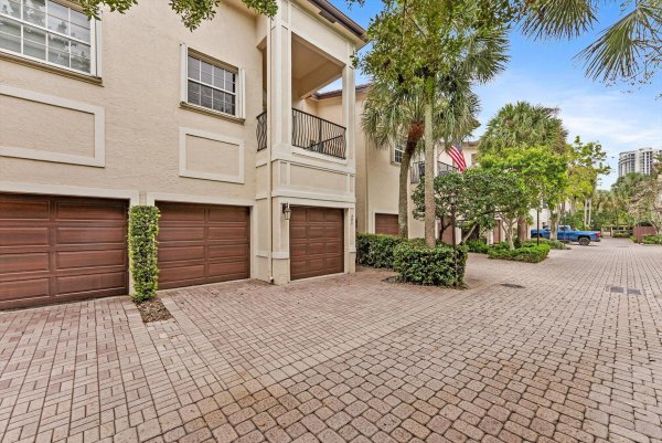 352 NE 7th Fort Lauderdale, FL 33301