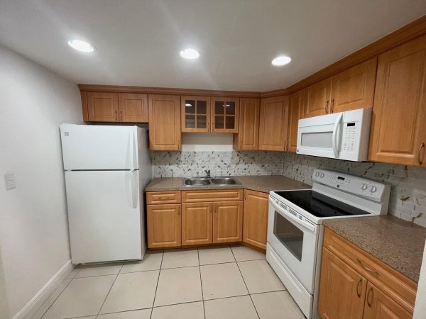 9365 Fontainebleau #E117 Miami, FL 33172