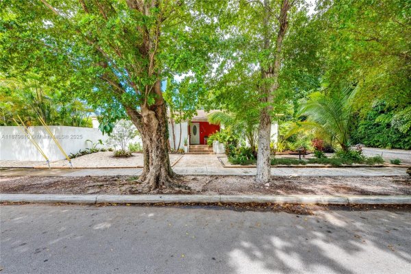 2920 SW 1st Ave Miami, FL 33129