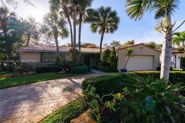 6371 Hutchinson Rd Miami Lakes, FL 33014