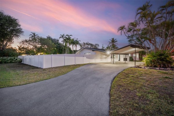 8201 SW 151st St Palmetto Bay, FL 33158