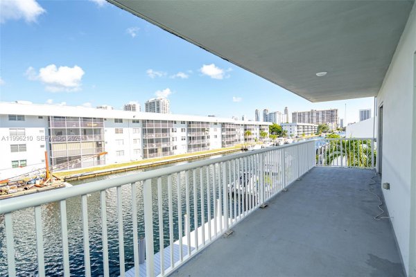 3527 NE 168th St #301 North Miami Beach, FL 33160