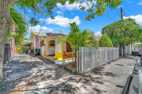 219 SW 6th Ave Miami, FL 33130